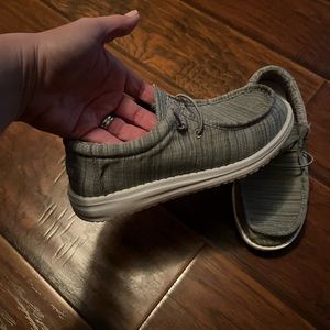 Hey dude, boys size 4.5, gray